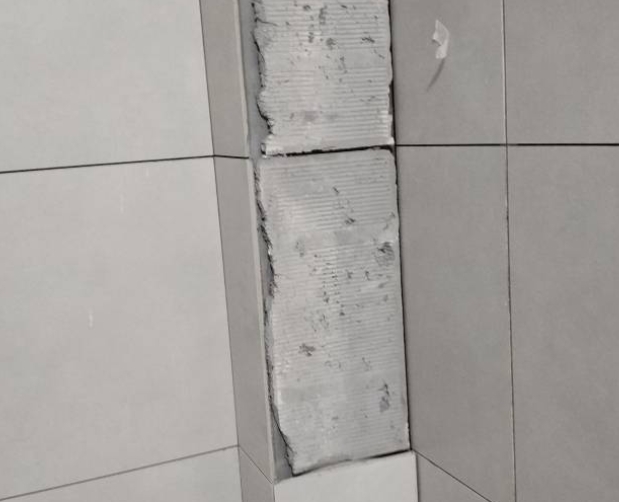 环翠瓷砖空鼓维修公司分享下瓷砖施工前基层浇水润湿程度不足，可能导致以下问题